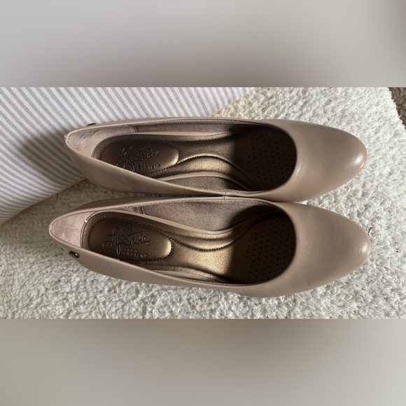 Life Stride Tan Heels Elegant Comfort - Picture 7 of 13